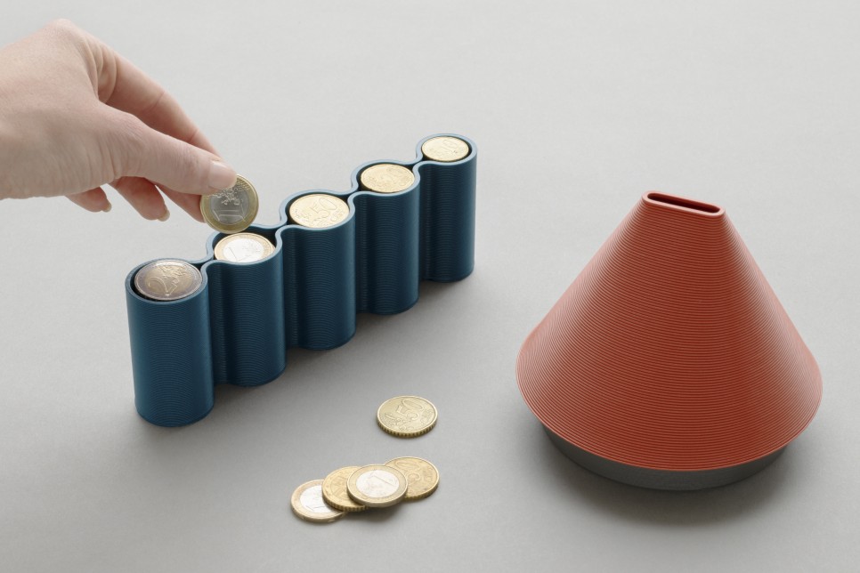 5 %EC%97%AC%EA%B8%B0%EC%A0%80%EA%B8%B0 %EA%B5%B4%EB%9F%AC%EB%8B%A4%EB%8B%88%EB%8A%94 %EB%8F%99%EC%A0%84 %EB%AA%A8%EC%97%AC%EB%9D%BC %EC%A0%84%ED%86%B5%EC%A0%81%EC%9D%B8 %EC%A0%80%EA%B8%88%ED%86%B5%EC%9D%84 %EC%9E%AC%ED%95%B4%EC%84%9D%ED%95%9C Coin Collector%EC%99%80 Coin Bank. %C2%A9Bene GmbH I