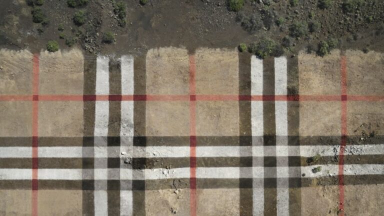 남아공 자연 위에 그린 버버리 체크 패턴