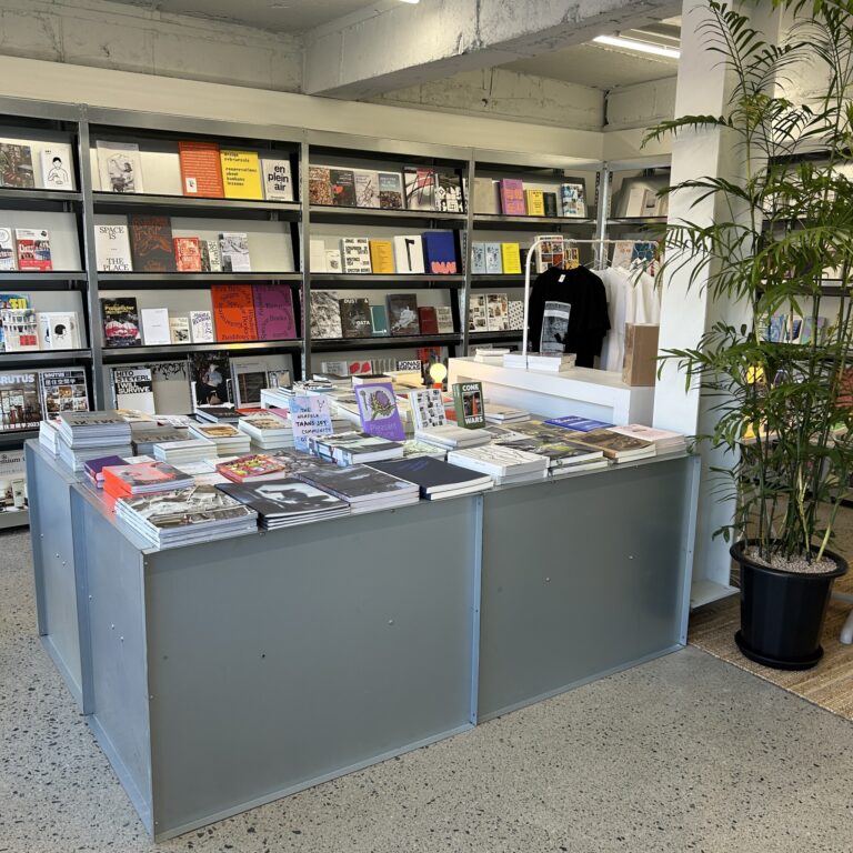 군산에 착륙한 그래픽 숍