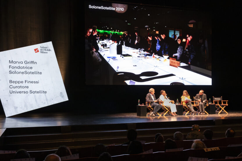 10 %EC%98%AC%ED%95%B4%EB%A1%9C 25%EC%A3%BC%EB%85%84%EC%9D%84 %EA%B8%B0%EB%85%90%ED%95%A0 %EC%82%B4%EB%A1%9C%EB%84%A4%EC%82%AC%ED%85%94%EB%A6%AC%ED%85%8C%EB%A5%BC %EC%84%A4%EB%AA%85%ED%95%98%EB%8A%94 %EB%A7%88%EB%A5%B4%EB%B0%94 %EA%B7%B8%EB%A6%AC%ED%95%80%EC%99%BC%EC%AA%BD%EC%97%90%EC%84%9C 2%EB%B2%88%EC%A7%B8. %E2%92%B8Andrea Mariani Courtesy of Salone del Mobile.Milano 1