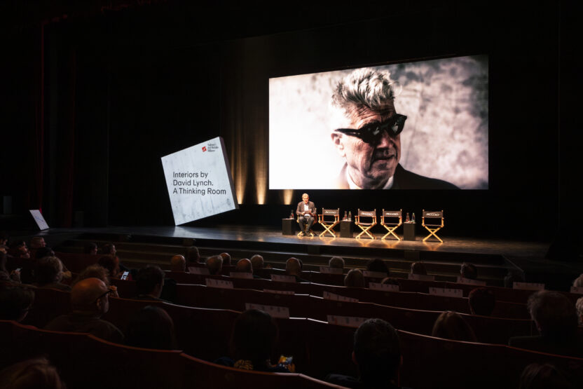 7 %EB%AF%B8%EA%B5%AD%EC%9D%98 %EC%98%81%ED%99%94%EA%B0%90%EB%8F%85 David Lynch%EA%B0%80 %EA%B3%A0%EC%95%88%ED%95%9C Thinking Room%EC%97%90 %EB%8C%80%ED%95%B4 %EC%86%8C%EA%B0%9C%ED%95%98%EB%8A%94 %EB%AA%A8%EC%8A%B5. %E2%92%B8Andrea Mariani Courtesy of Salone del Mobile.Milano 1