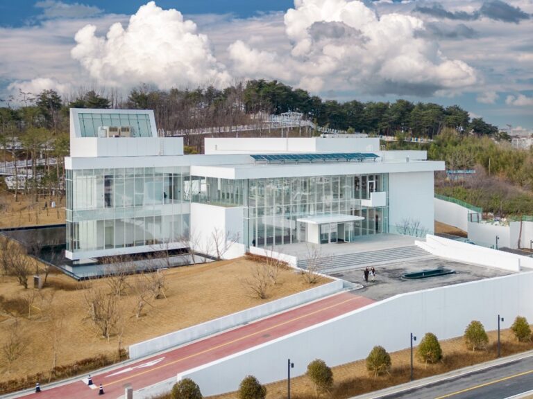 강릉의 새로운 랜드마크, 솔올미술관의 백색 건축 미학