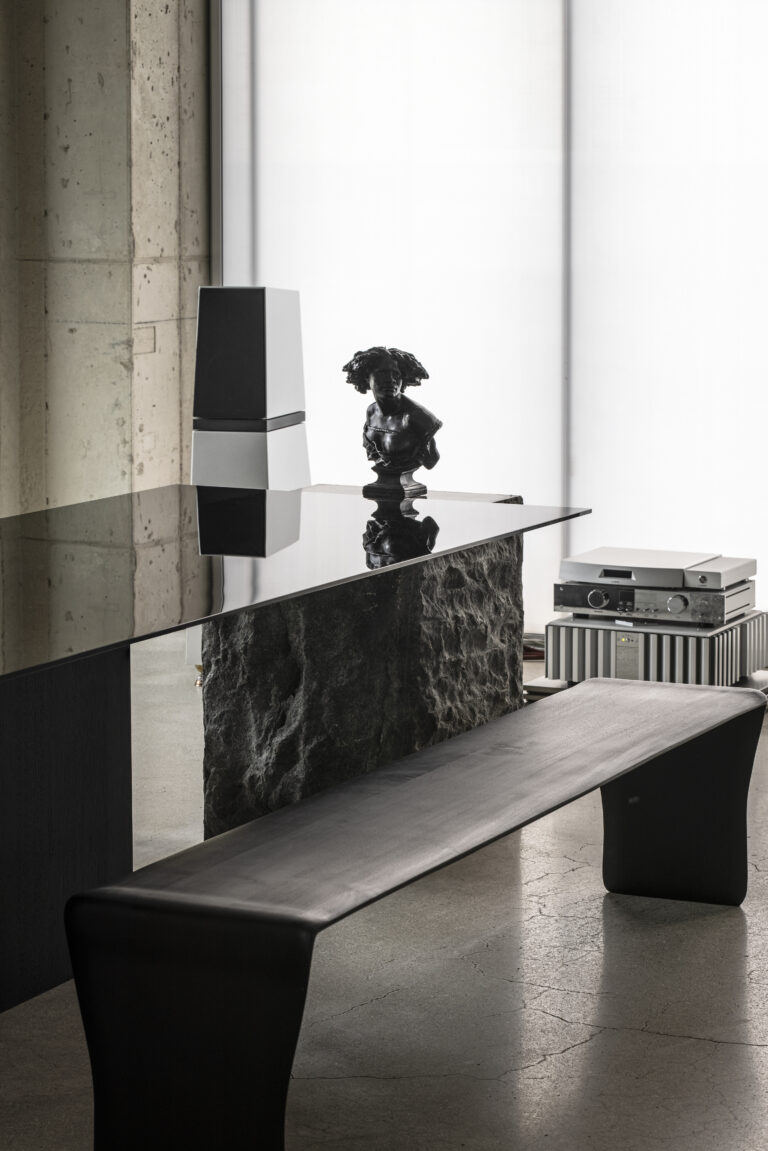 벽 속에 스며든 각자의 이야기, 와셀로