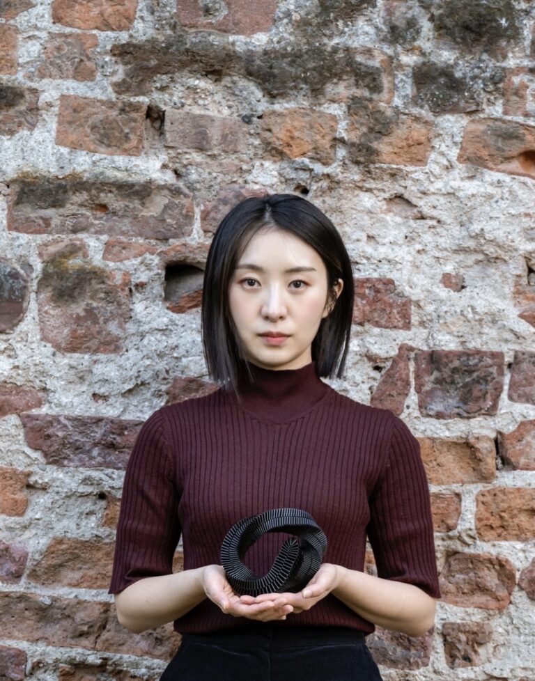 밀라노를 매혹시킨 생분해성 해조류 소재, 디자이너 최수양