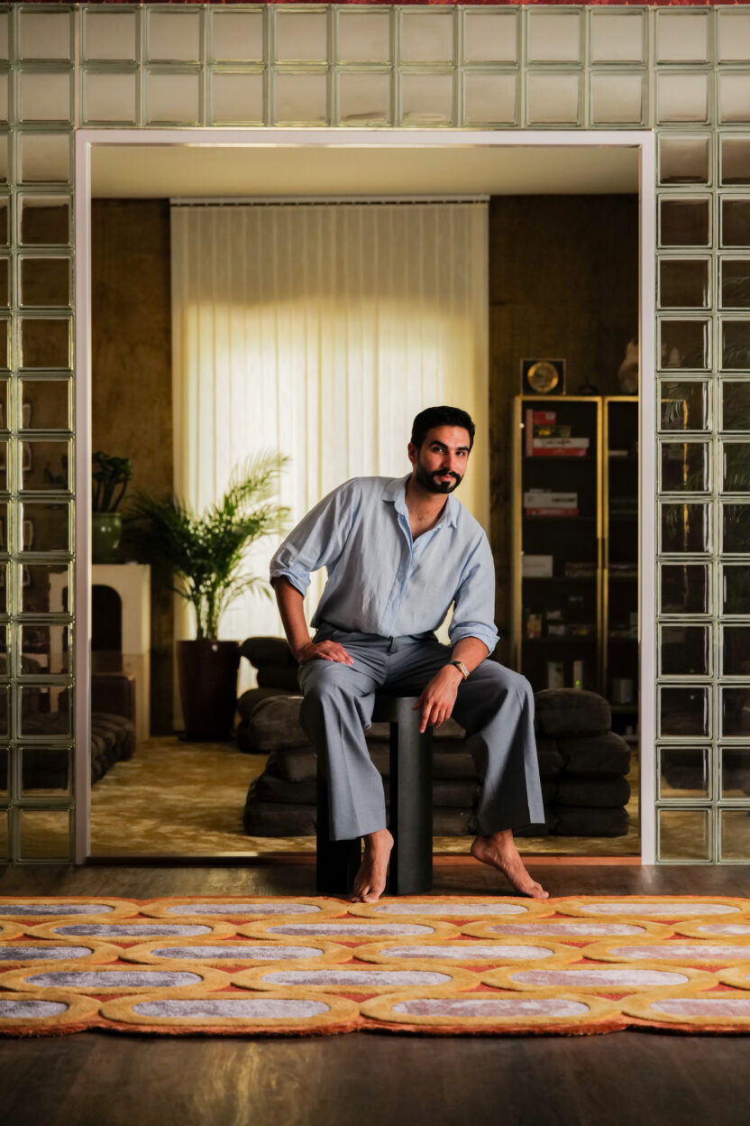 14. %EC%9E%90%EC%8B%A0%EC%9D%98 %EC%8A%A4%ED%8A%9C%EB%94%94%EC%98%A4%EC%97%90%EC%84%9C %EC%98%A4%EB%A7%88%EB%A5%B4 %EC%95%8C %EA%B5%AC%EB%A5%B4%EA%B7%B8. %C2%A9Omar Al Gurg Studio