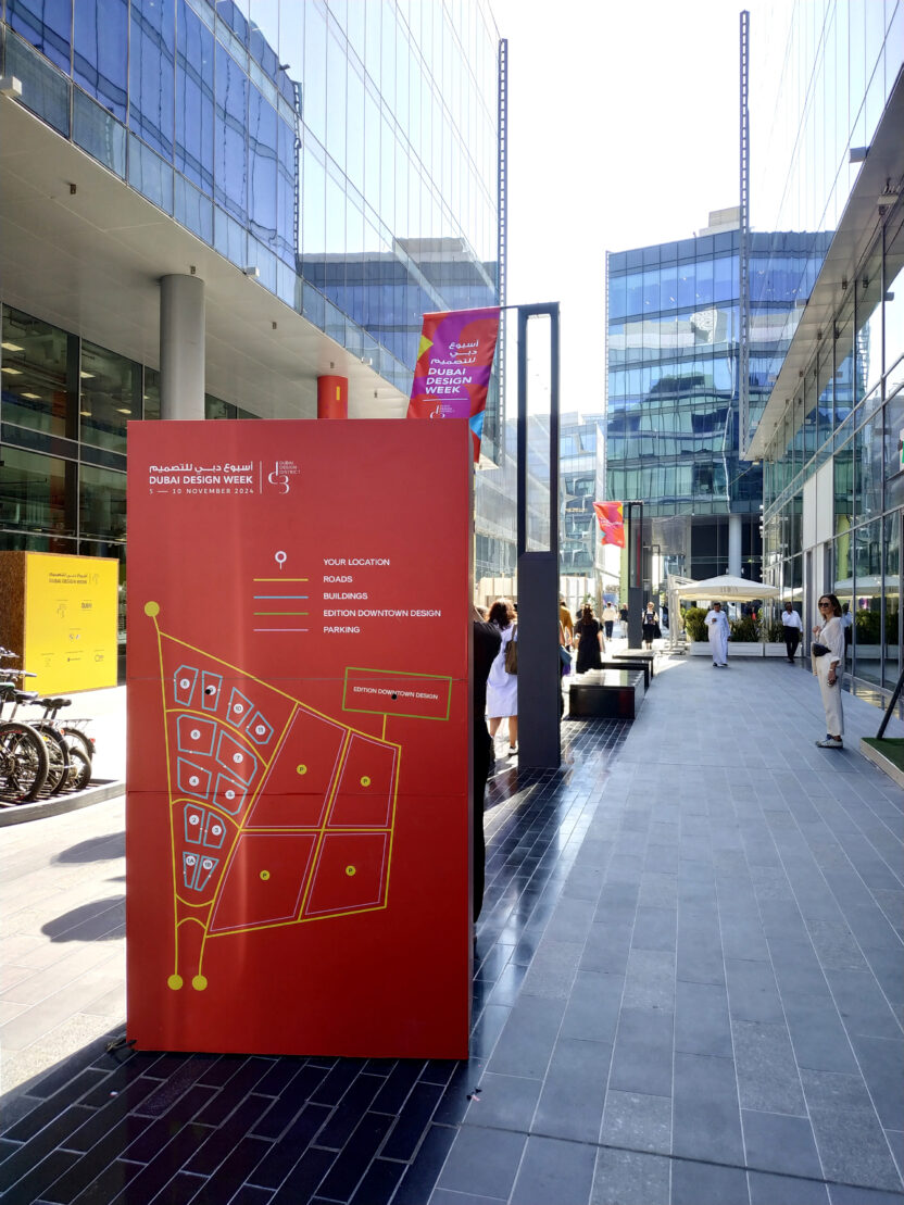 4. %EB%91%90%EB%B0%94%EC%9D%B4 %EB%94%94%EC%9E%90%EC%9D%B8 %EC%9C%84%ED%81%AC%EB%A5%BC %EC%95%8C%EB%A6%AC%EB%8A%94 %EC%82%AC%EC%9D%B8%EC%9D%B4 %EA%B3%B3%EA%B3%B3%EC%97%90 %EC%84%A4%EC%B9%98%EB%90%98%EC%96%B4 %EC%9E%88%EB%8B%A4. %C2%A9%EC%9C%A0%EC%8A%B9%EC%A3%BC