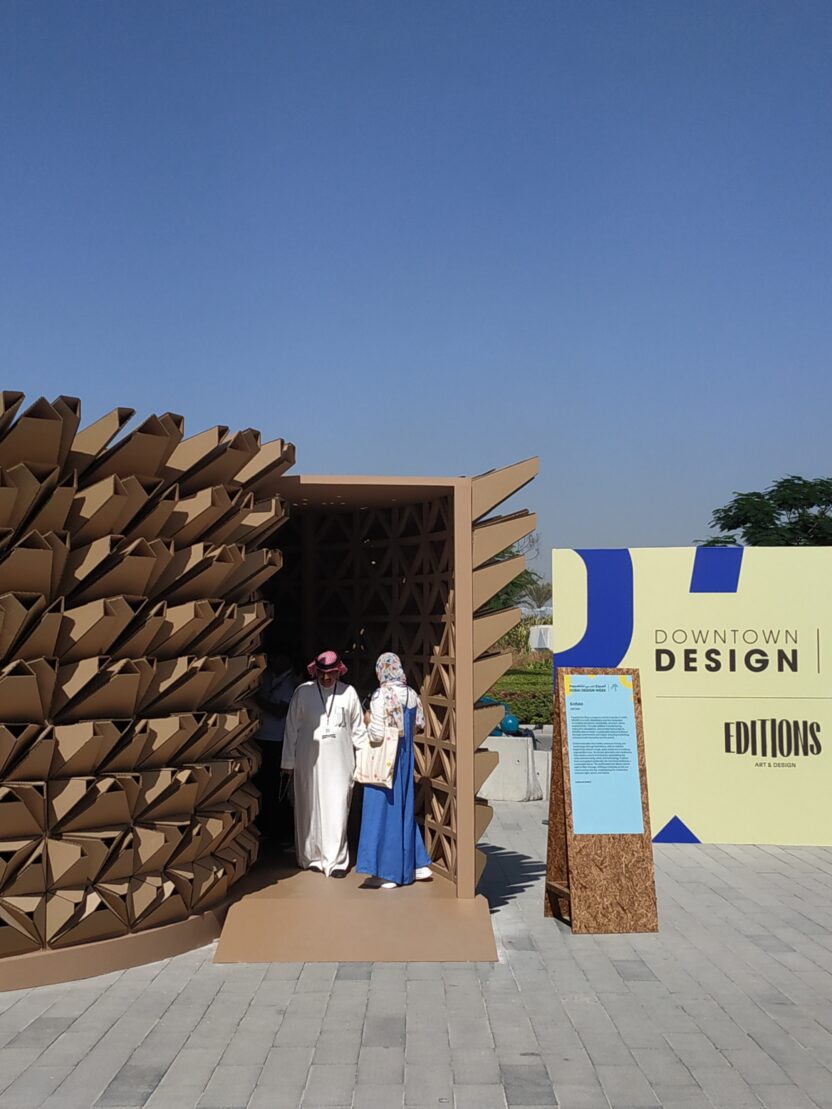 3. %EA%B3%A8%ED%8C%90%EC%A7%80%EB%A1%9C %EC%99%84%EC%84%B1%EB%90%9C %EA%B1%B4%EC%B6%95 %EC%84%A4%EC%B9%98%EB%AC%BC %EC%97%94%ED%8F%B4%EB%93%9CEnfold%EB%A5%BC %EB%91%98%EB%9F%AC%EB%B3%B4%EB%8A%94 %EC%9D%B4%EB%93%A4. %C2%A9%EC%9C%A0%EC%8A%B9%EC%A3%BC