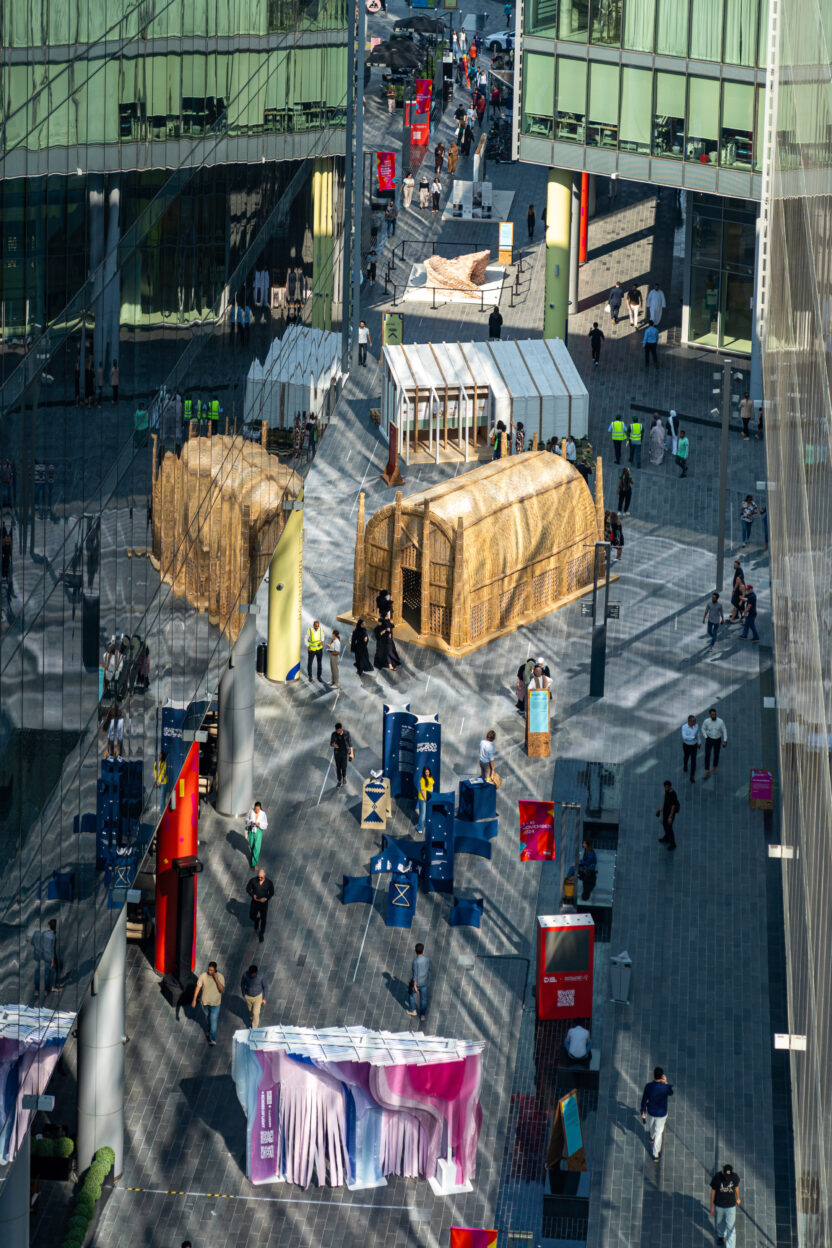 2. d3%EC%9D%98 %EA%B1%B4%EB%AC%BC %EC%82%AC%EC%9D%B4%EB%A1%9C %ED%9D%A5%EB%AF%B8%EB%A1%9C%EC%9A%B4 %EA%B1%B4%EC%B6%95 %EC%84%A4%EC%B9%98%EB%AC%BC%EB%93%A4%EC%9D%B4 %EB%88%88%EC%97%90 %EB%9D%88%EB%8B%A4. %C2%A9Social Studio Middle East