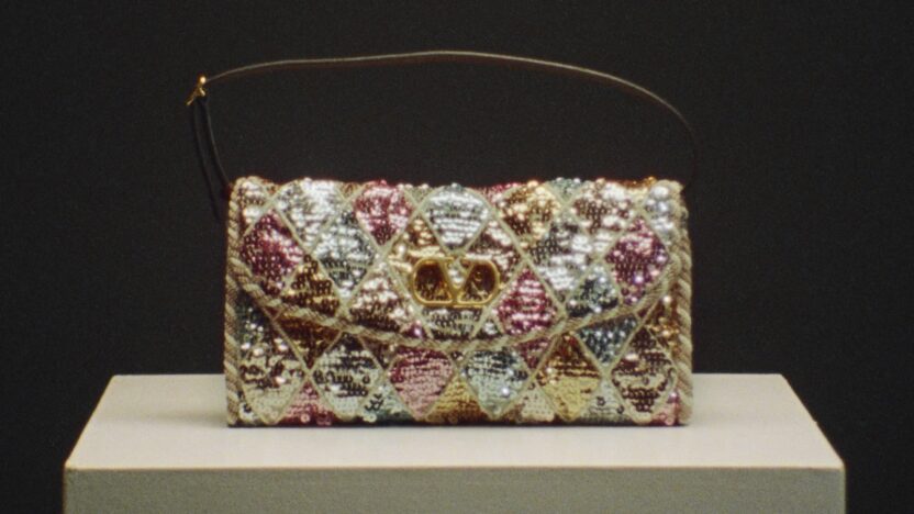 9개의 시선으로 풀어낸 발렌티노 드베인 백 8 Still 6 16x9 1