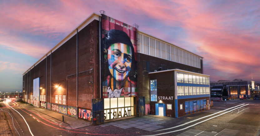 벽돌에서 타일로, 도시의 그래픽이 델프트 블루를 만날 때 8 8 4