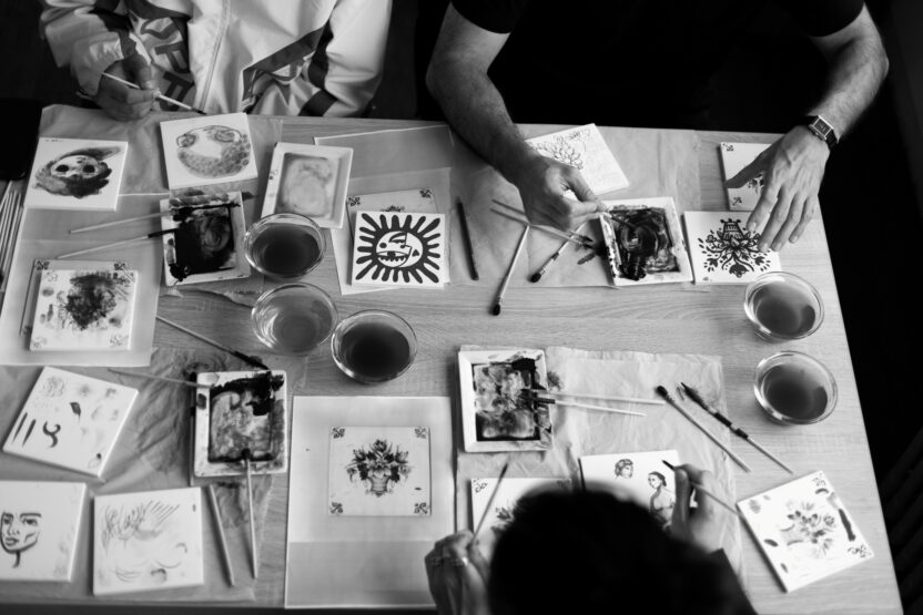 벽돌에서 타일로, 도시의 그래픽이 델프트 블루를 만날 때 9 resize 9 1