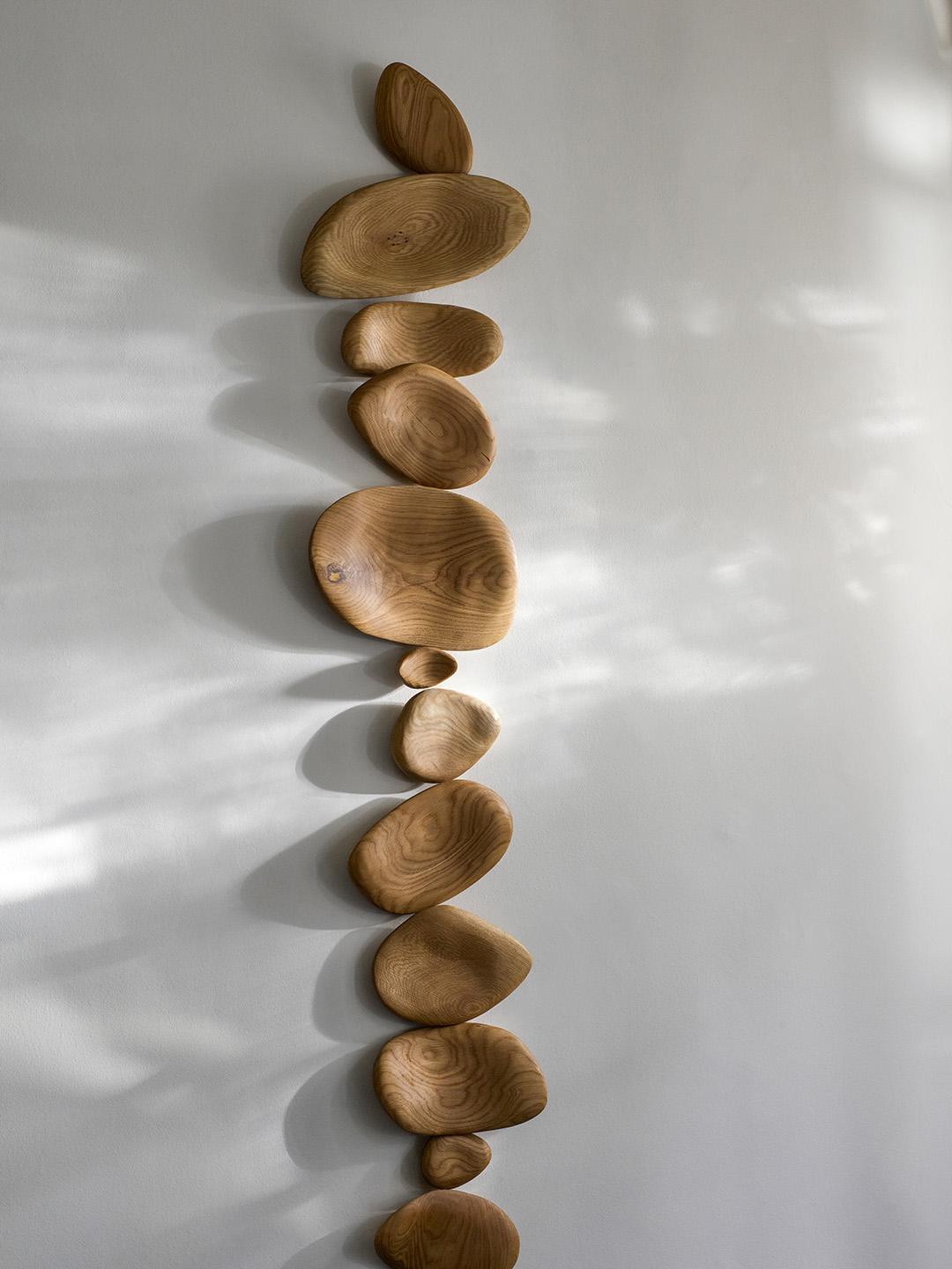 자연과 기하학이 공명하는 오브제, G Collection 1 Pebble Alignment Wall Sculpture By Gal Gaon 2025 For G Collection PH by Dan Perez